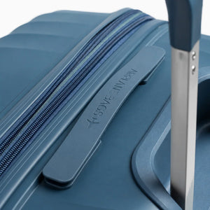 Fashion Pyramid Explore Trolley in blue – top carry handle and double zipper close-up