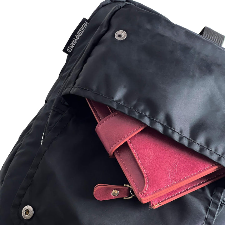 The pocket is easy to open because it is equipped with clips. Fashionpyramid