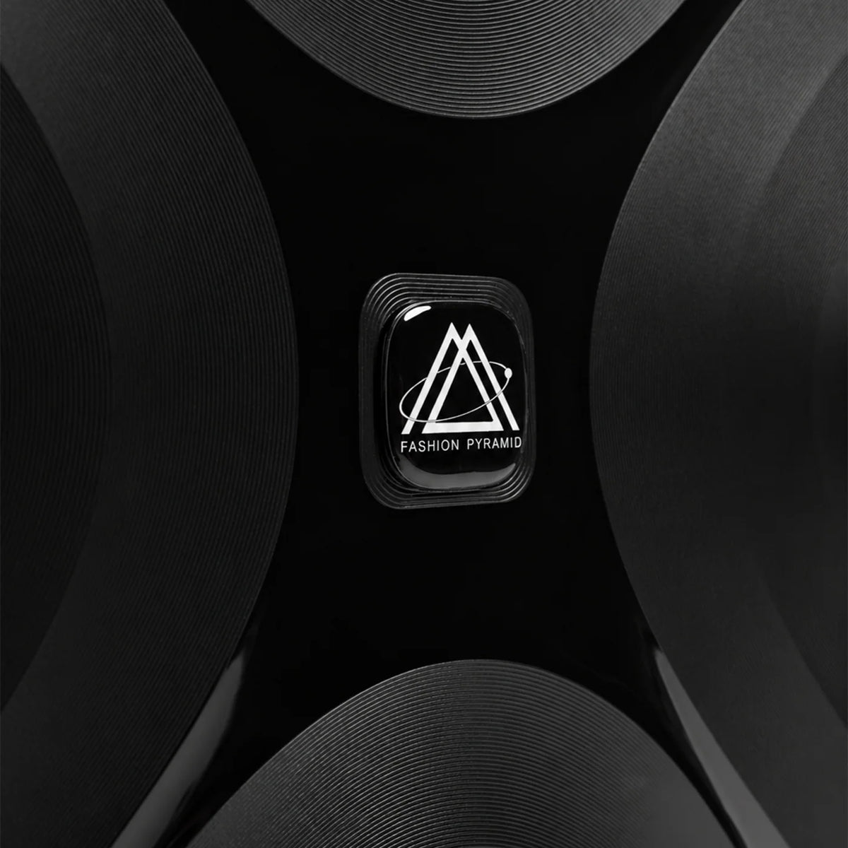 Fashion Pyramid Explore Trolley in black – Fashion Pyramid logo badge on the shell