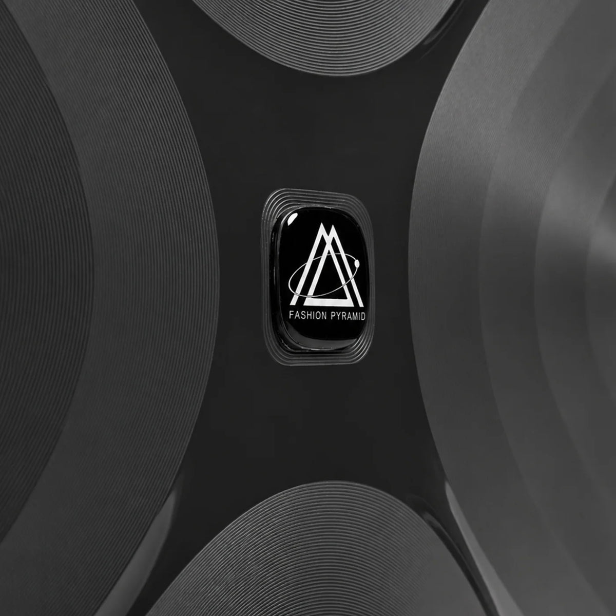 Fashion Pyramid Explore Trolley in grey – Fashion Pyramid logo badge on the shell