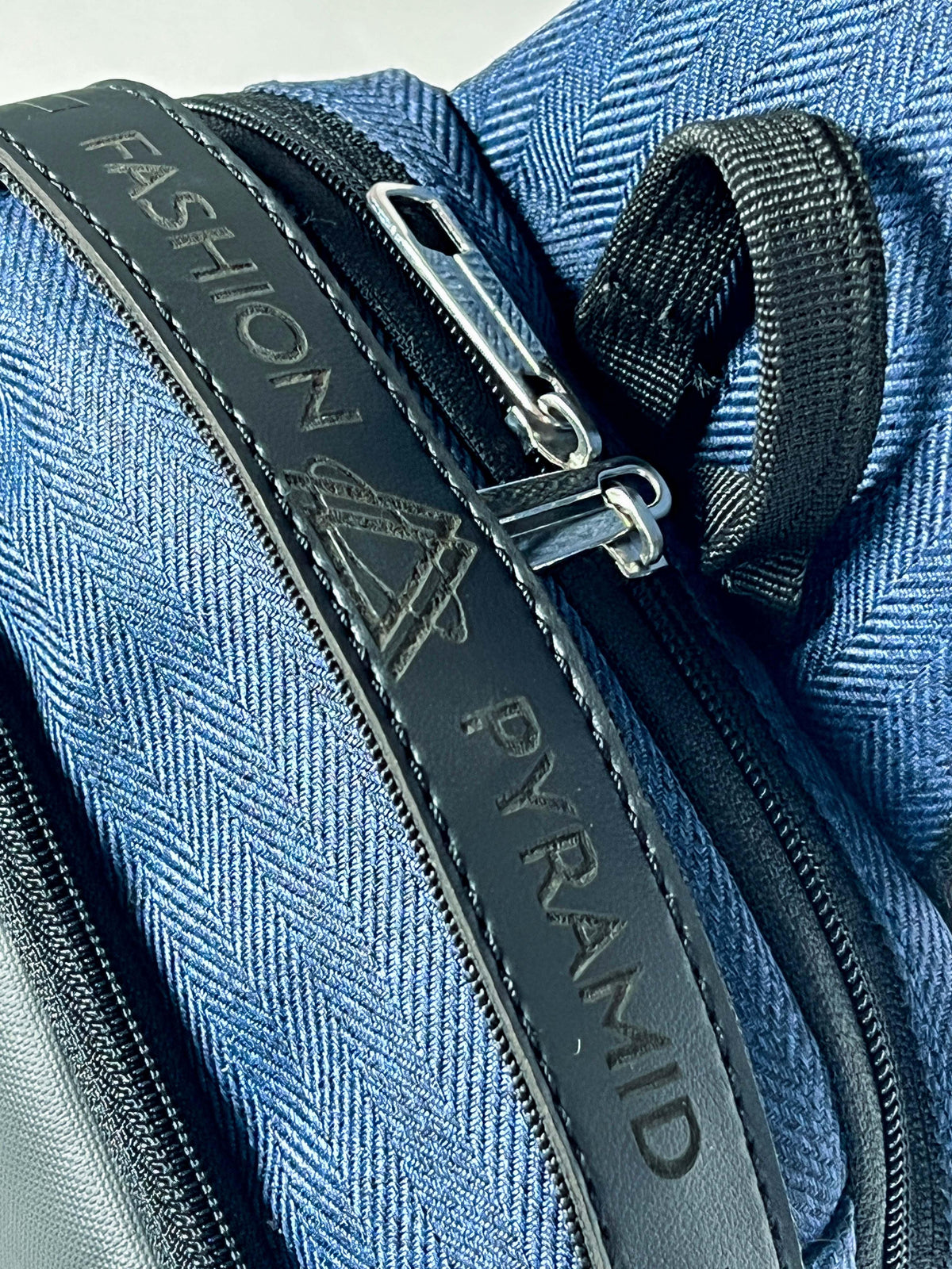 شنطة المشاوير  متعددة الاغراض مع مخرج يو اس بى بخامة ضد المياة - ازرق - Fashionpyramid