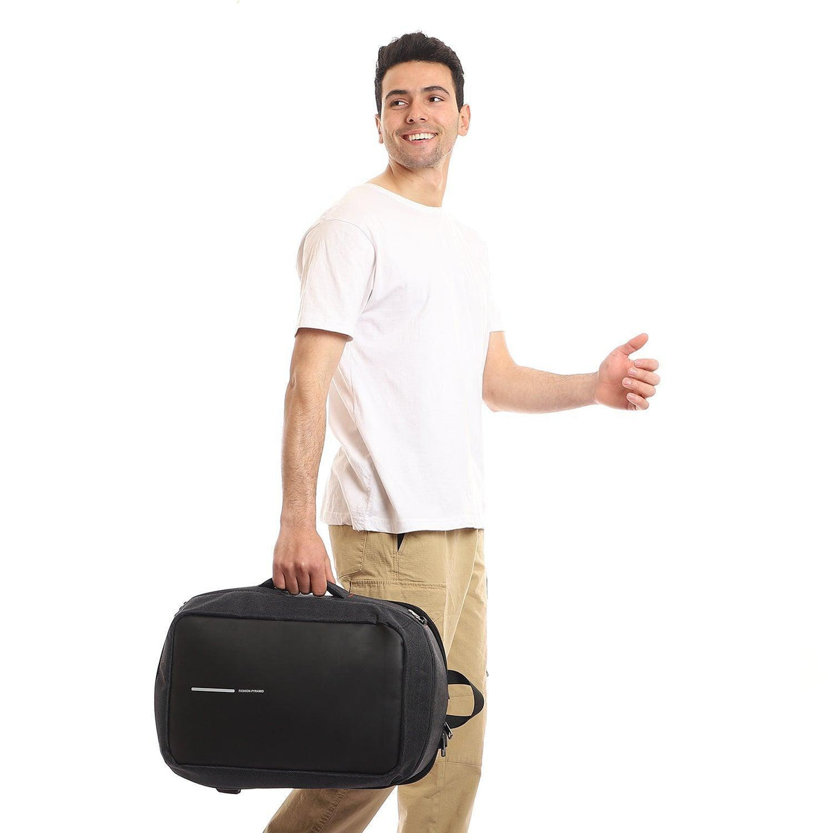 Simply connect your device to the USB port and you can charge it without having to take it out of the backpack. Fashionpyramid