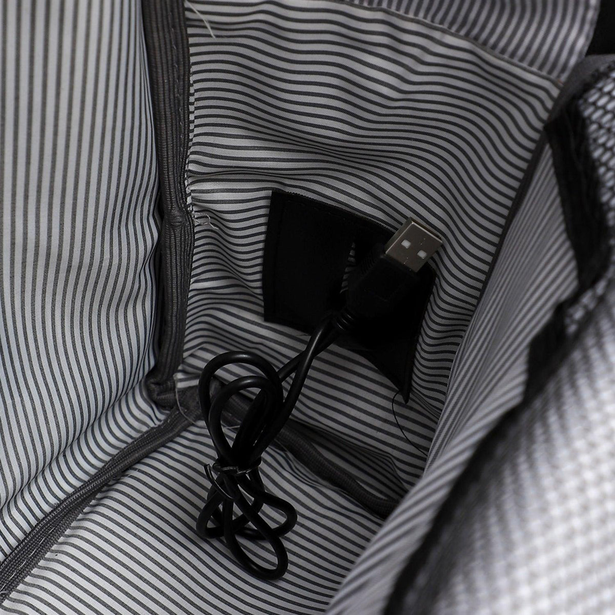 شنطة الظهر colorful مع مخرج usb لشحن الموبايل -سوستة اسود - اللون رمادى - Fashionpyramid