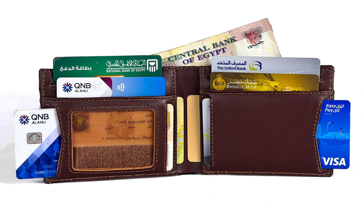 The outside notch allows you to push out the cards easily. Fashionpyramid